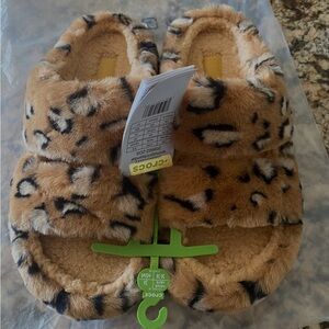 NWT CROCS CLASSIC COZY
SANDAL/SLIPPER